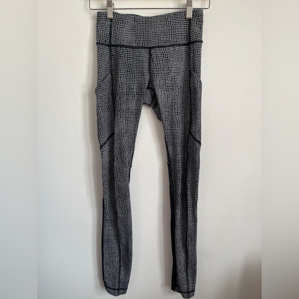 Lululemon Run Speed Tight V Pocket Leggings - Fall Net White Black - US 2